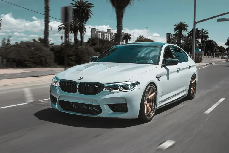 Premium-Limousine BMW M5 in voller Fahrt — Fuhrpark Mover bewegt täglich Premium-Modelle mit rund 0,1 % Schadensquote
