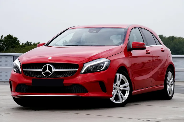 Übergabe eines Premium-Mercedes durch einen Fuhrpark Mover Stammfahrer — mit digitalem Foto-Protokoll